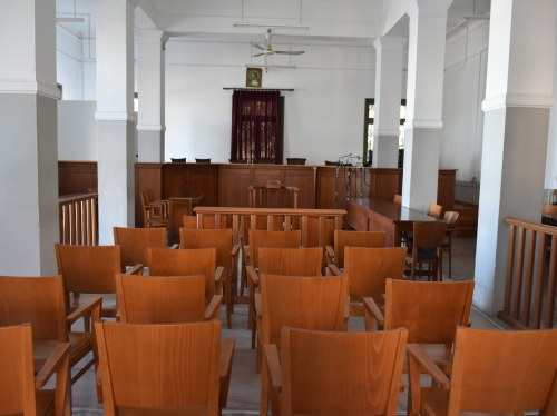 Αθωώθηκαν πανηγυρικά όλοι οι κατηγορούμενοι για τα επεισόδια στο "Ερύθα" με τα ΜΑΤ