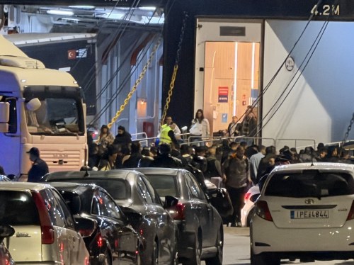 Με καθυστέρηση μίας ώρας ο απόπλους του "Νήσος Σάμος" για Χίο και Μυτιλήνη λόγω κόσμου