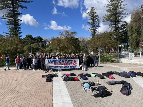 Μαθητές και φοιτητές της Χίου διαδήλωσαν για τα Τέμπη