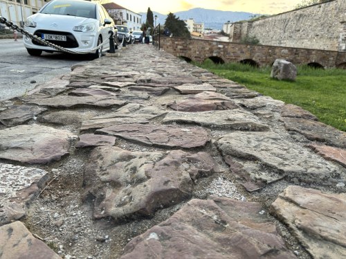 Η οδύσσεια με τα πεζοδρόμια της οδού Καρπασίας