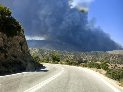 Ηλεκτρικό τόξο από στύλο του ΔΕΔΔΗΕ κατέκαψε την Αμανή