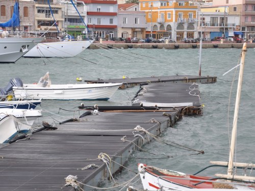 Κεντρικό λιμάνι Χίου: Απομακρύνονται σκάφη από την πλωτή προβλήτα