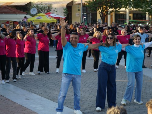 Μια πολύχρωμη πλατεία που χόρευε