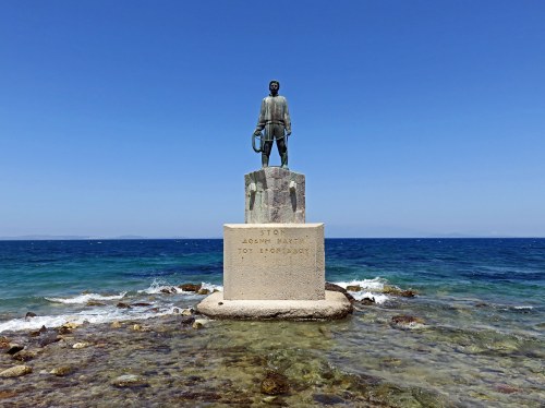 Το άγαλμα του «Αφανή Ναύτη» ζητά θέση στο λιμάνι της Χίου