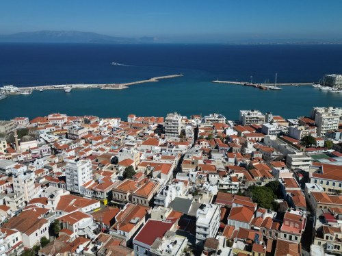 Ξεκινούν οι εργασίες αποκατάστασης των κυβόλιθων στο λιμάνι της Χίου