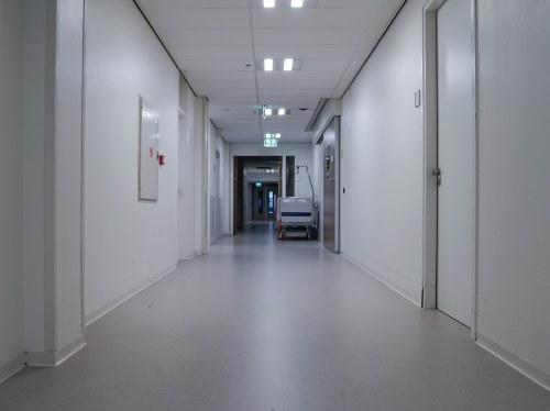 "Τη Δευτέρα θα χειρουργηθεί το παιδί και με βγάζουν απ’ το δωμάτιο. Πρέπει να βρω κατάλυμα. Πού θα πάω να μείνω;"