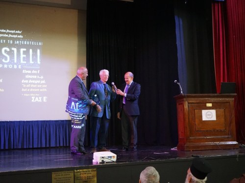 Εκδήλωση τιμής στον Σταμάτη Κριμιζή στο κατάμεστο κινηματοθέατρο της ΠΕΚΕΒ