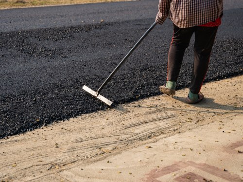 Εκτέλεση εργασιών ασφαλτόστρωσης στην οδό Κώμης- Λιλικά