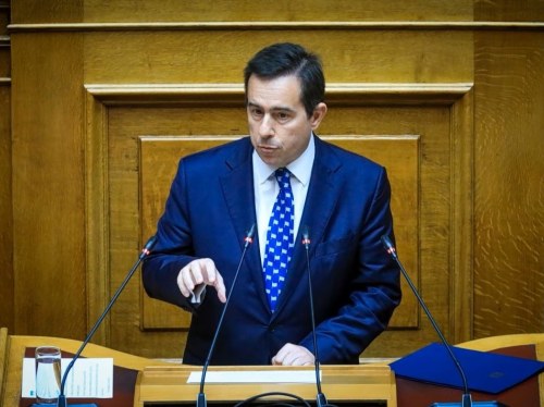 Κενή η θέση Μηταράκη - Εν αναμονή της επιστροφής του στη θέση του κοινοβουλευτικού εκπροσώπου