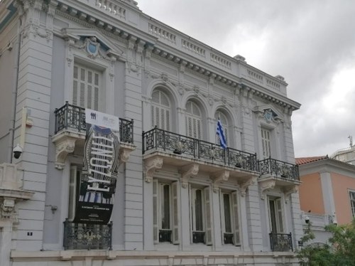Τα όμορα αρχοντικά της οικογένειας Δεκόζη-Βούρου-Ευταξία, σήμερα στεγάζουν το Μουσείο της Πόλης των Αθηνών.