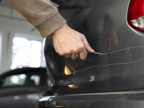 Σύλληψη Χιώτη για φθορές σε σταθμευμένα οχήματα