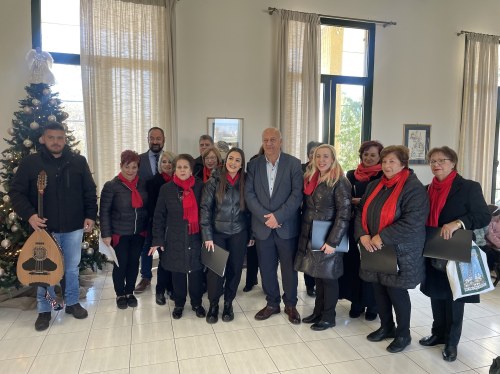 «Χίοι Εν Χορώ» έψαλαν τα κάλαντα σε Δημαρχείο και Περιφέρεια