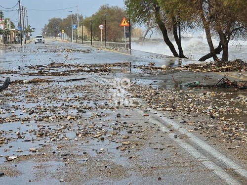 Η Χίος έρμαιο των ισχυρών νοτιάδων - Δεκάδες ζημιές - Τριπλή κινητοποίηση από Πυροσβεστική, Λιμενικό και Αστυνομία
