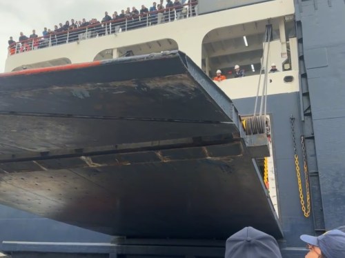 Λέσβος - Κτηνοτρόφοι μπλόκαραν την είσοδο επιβατών στο "Νήσος Σάμος"