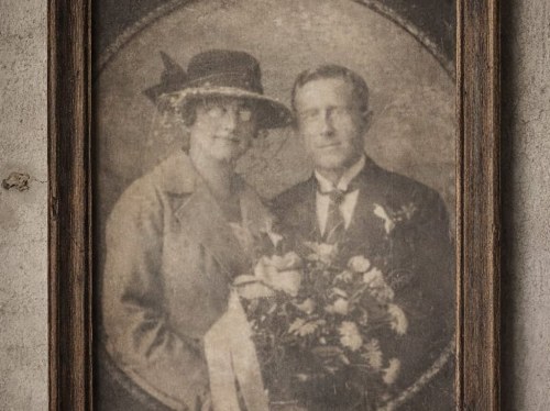 «Η Σιωπή Κρεμασμένη στον Τοίχο»