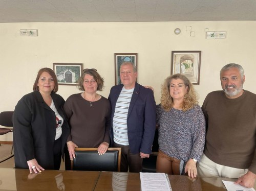 ΜΕΟΘ: Οι «Ηλίθιοι» ανεβαίνουν στη σκηνή με γέλιο και πολιτικό υπαινιγμό