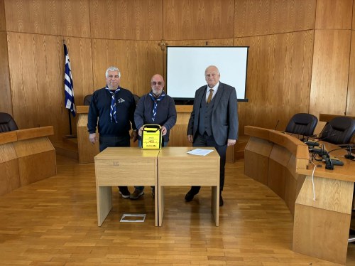 Παράδοση δύο απινιδωτών από τον Παντελή Βρουλή σε συλλόγους της Χίου