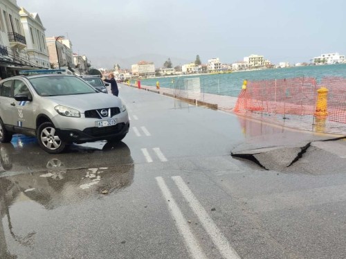 Υποχώρησε το οδόστρωμα στο κεντρικό λιμάνι - Κλείνει ο δρόμος