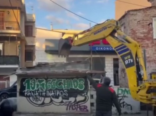 Κατεδαφίστηκε το εγκαταλελειμμένο περίπτερο στη συμβολή Καλαμπόκα και Κουντουριώτη