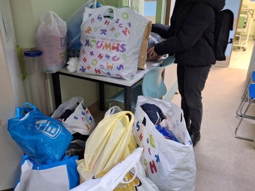 Μεγάλη συμμετοχή στη συγκέντρωση ειδών για τα παιδιά προσφύγων που νοσηλεύονται