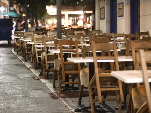 Tέλη κατάληψης κοινοχρήστων χώρων: Εξορθολογισμός τιμών και συμβολικό τίμημα για την Αμανή