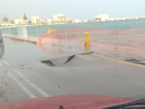 Υποχώρησε το οδόστρωμα στο κεντρικό λιμάνι - Κλείνει ο δρόμος