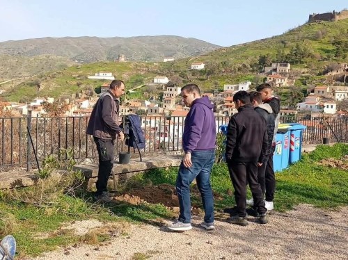 Δενδροφύτευση στο Γυμνάσιο Βολισσού από τον Σύλλογο Γονέων Βροντάδου