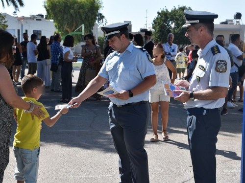 Ενημερωτικά φυλλάδια για την οδική ασφάλεια με αφορμή την έναρξη της νέας σχολικής χρονιάς