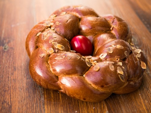 Διανομή πασχαλινών τσουρεκιών από τον Δήμο Χίου