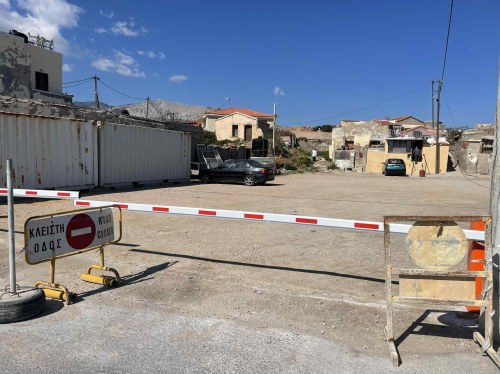 Λιμεναρχείο Χίου - Αποκλεισμένοι μέσα στην ίδια τους τη γειτονιά