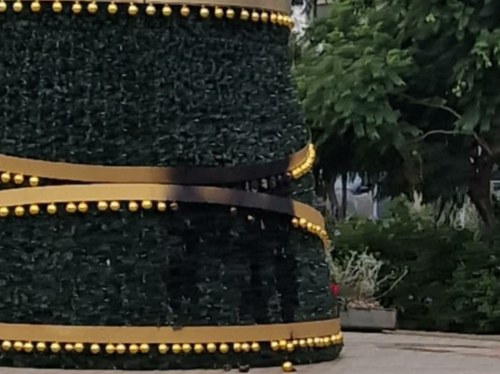 Επιχείρησαν να κάψουν το χριστουγεννιάτικο δέντρο στην κεντρική πλατεία της Χίου