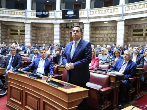 Μηταράκης: Το Μνημείο του Αγνώστου Στρατιώτη δεν είναι σκηνικό διαμαρτυρίας