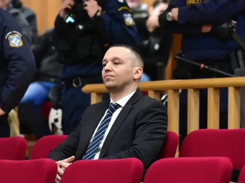 Όταν ο φασισμός επιστρέφει μέσα σε χειροκροτήματα