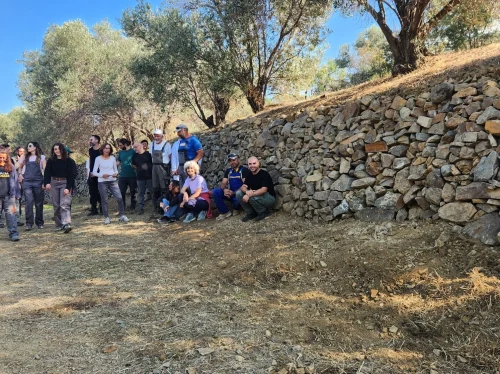 «Πέτρα την πέτρα» ζωντανεύει η τέχνη της ξερολιθιάς στην Αμανή
