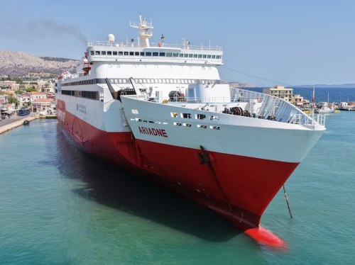 Ακτοπλοΐα: Φρένο στη Χίο, βουτιά στα Μεστά