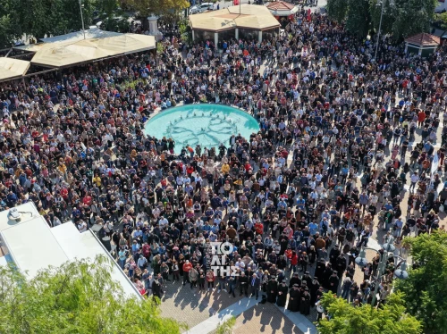Χιλιάδες Χιώτες στην πλατεία – Τελεσίγραφο στην κυβέρνηση για το αεροδρόμιο