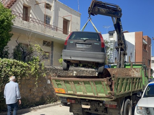 «Σαφάρι» για τα εγκαταλελειμμένα οχήματα σε όλη τη Χίο