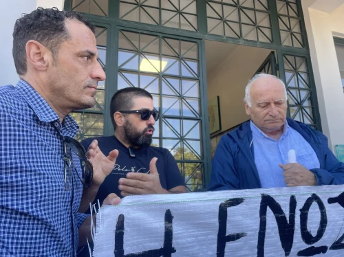 Οι ιδιοκτήτες ταξί ζητούν λύση στις έδρες για να αναλάβουν μαθητικά δρομολόγια