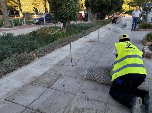 Η στιγμή που απομακρύνεται η περίφραξη του Δημοτικού Κήπου μετά από 4 χρόνια