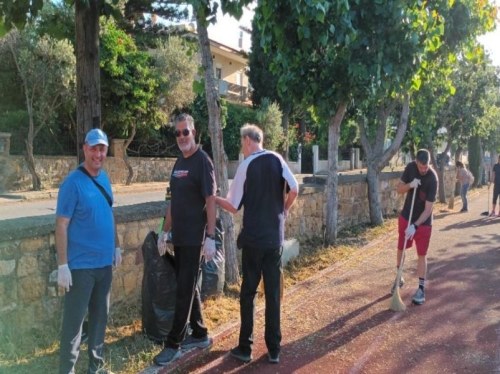 Μικροί και μεγάλοι καθάρισαν την παιδική χαρά Φάρκαινας