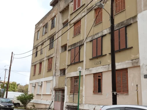 Στον δρόμο των εξωδίκων οι ιδιοκτήτες των εργατικών πολυκατοικιών