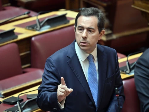 Διερεύνηση ευθυνών και απαντήσεις για την πλημμύρα στο αεροδρόμιο Χίου ζητά ο Νότης Μηταράκης