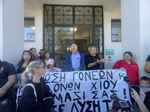 Στην Περιφέρεια οι γονείς που ζητούν οριστική λύση για τα μαθητικά δρομολόγια