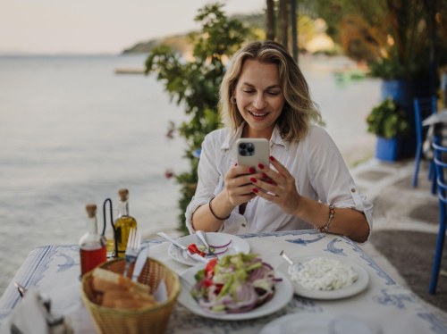 Η ψηφιακή καθημερινότητα στα νησιά αλλάζει πιο γρήγορα από τις υποδομές