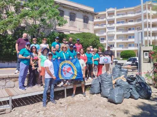 Καθαρή η παραλία Bella Vista με τη δύναμη του εθελοντισμού