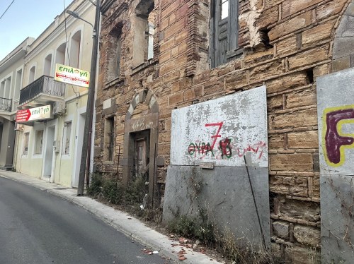 Στο παρά πέντε γλίτωσε οδηγός από πτώση κεραμιδιών