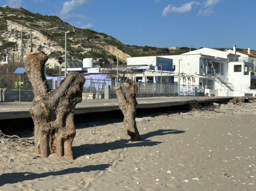 Κώμη: Καμπανάκι κινδύνου για πεζόδρομο και πρώην Τουριστικό Περίπτερο