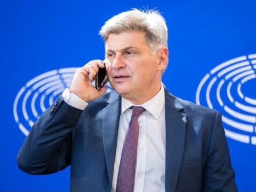 Νίκος Φαραντούρης: «Η νησιωτικότητα δεν μπορεί να είναι κενό γράμμα»