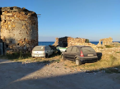 Ταμπάκικα: Τα αυτοκόλλητα μπήκαν, τα εγκαταλελειμμένα οχήματα έμειναν