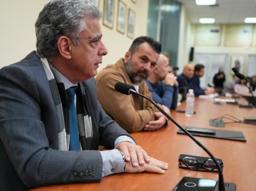 Κάρμαντζης κατά Μαλαφή: "Δεν διοικείτε το προσωπικό σας περίπτερο"